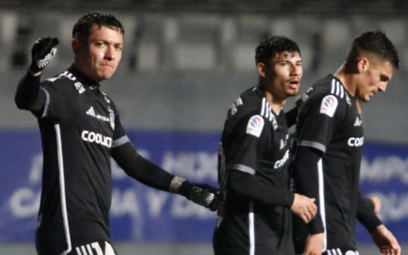 Jugadores de Colo-Colo celebrando el gol de Cristián Zavala a Deportes Puerto Montt.