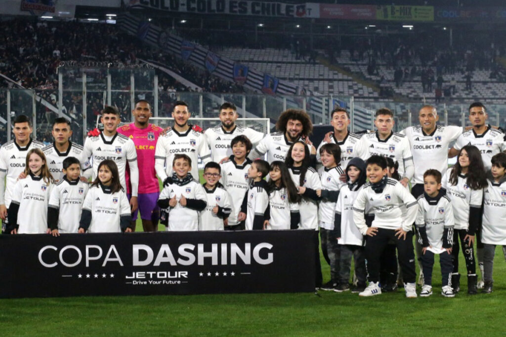 Los jugadores de Colo-Colo para el duelo amistoso frente a Universitario de Deportes