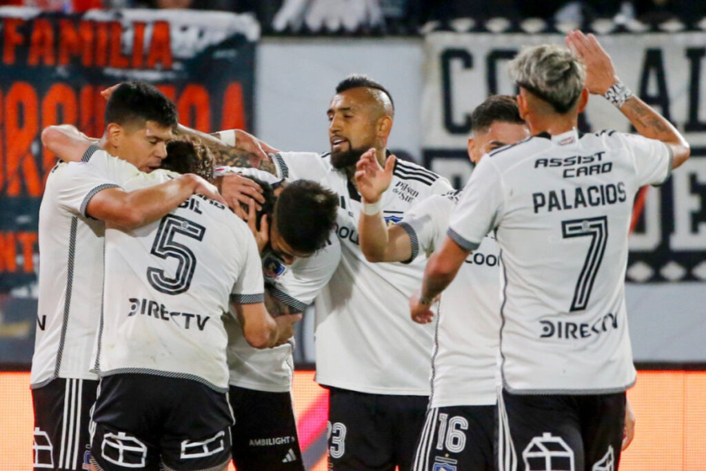 Jugadores de Colo-Colo celebrando un gol