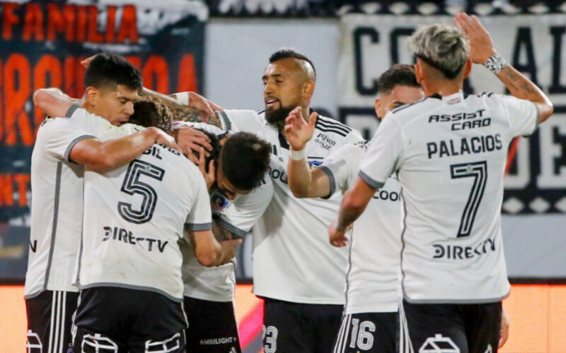 Jugadores de Colo-Colo celebrando un gol