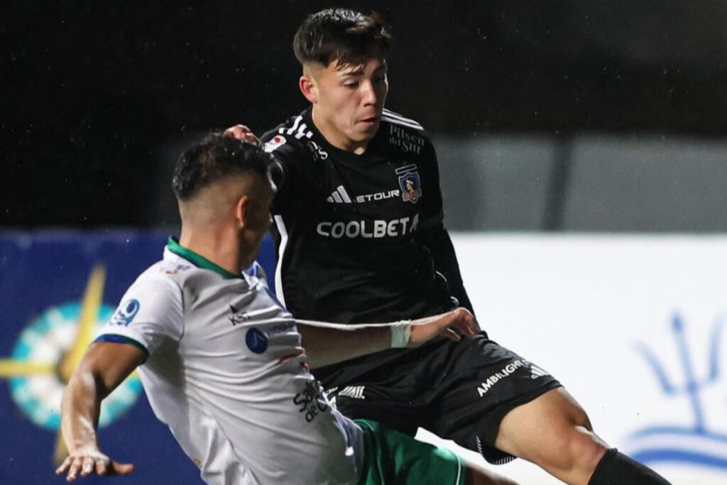 El jugador de Colo-Colo, Leandro Hernández, en el duelo amistoso frente a Deportes Puerto Montt