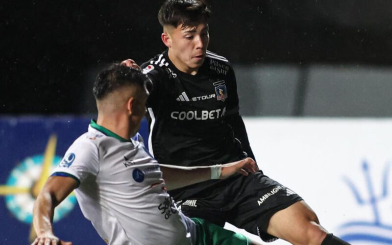 El jugador de Colo-Colo, Leandro Hernández, en el duelo amistoso frente a Deportes Puerto Montt