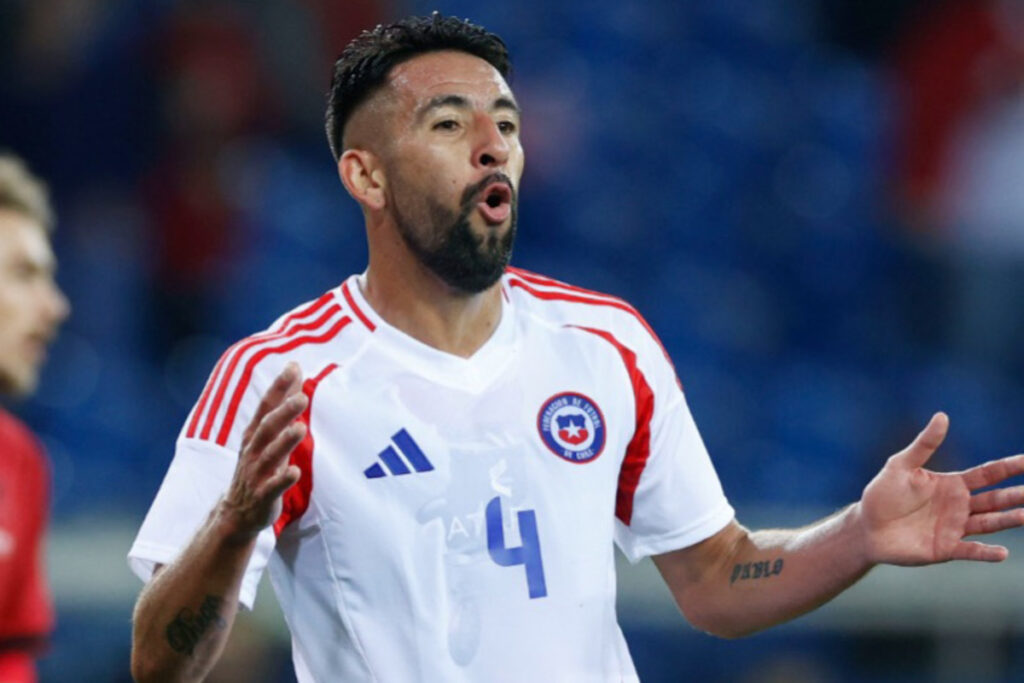 Mauricio Isla con la camiseta de la Selección Chilena.