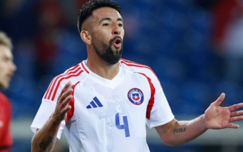 Mauricio Isla con la camiseta de la Selección Chilena.