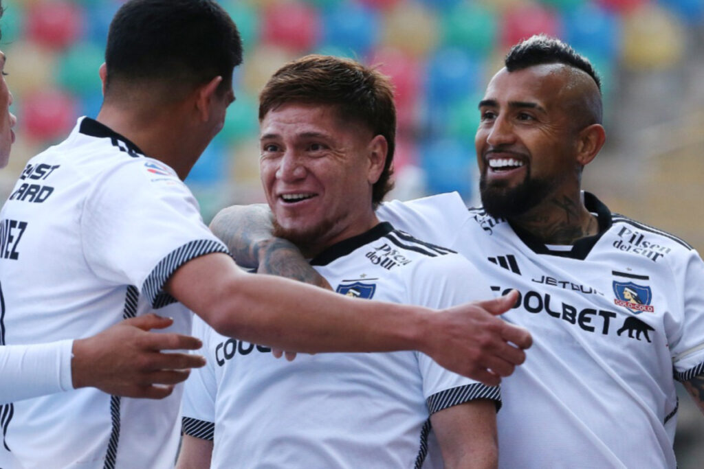 Jugadores de Colo-Colo celebrando el gol de Leonardo Gil a Audax Italiano