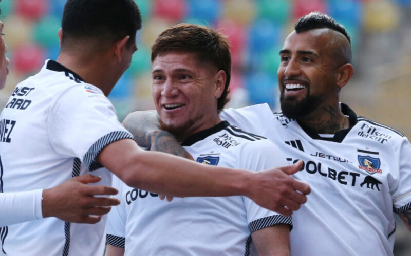 Jugadores de Colo-Colo celebrando el gol de Leonardo Gil a Audax Italiano