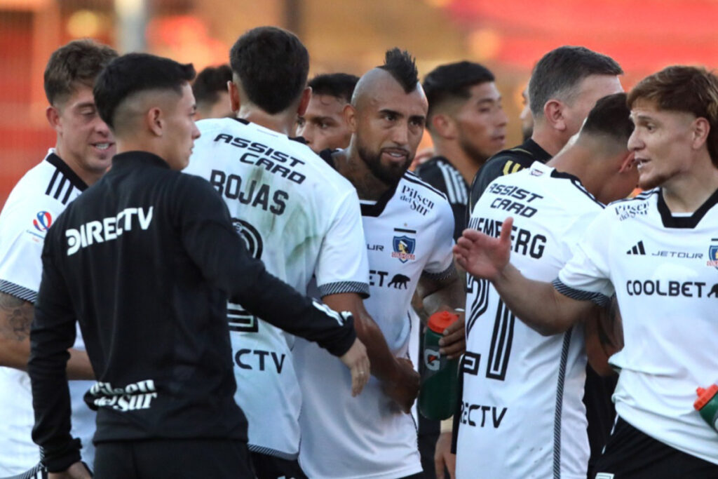 Jugadores de Colo-Colo durante el duelo con Unión Española en la primera rueda del Campeonato Nacional.