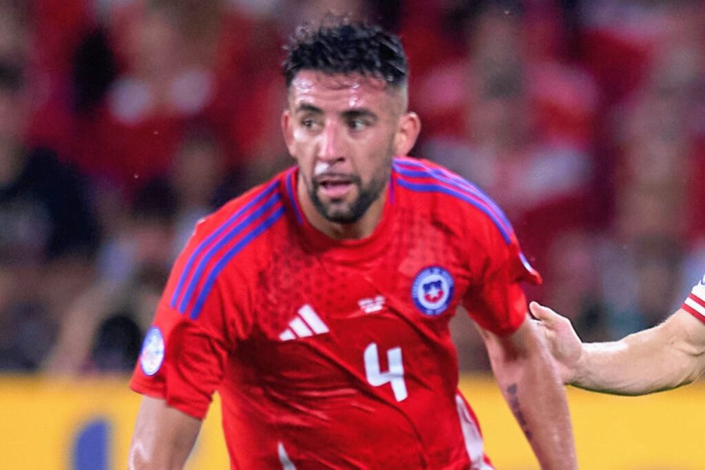 Mauricio Isla con la camiseta de la Selección Chilena.