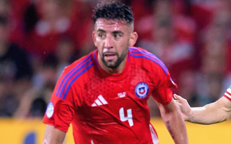 Mauricio Isla con la camiseta de la Selección Chilena.