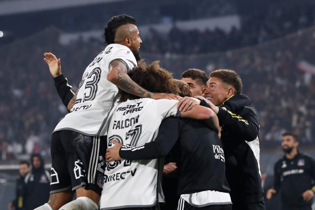 Jugadores de Colo-Colo celebrando un gol en el Estadio Monumental.