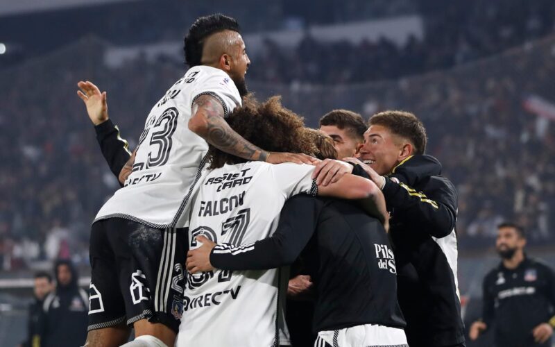 Jugadores de Colo-Colo celebrando un gol en el Estadio Monumental.