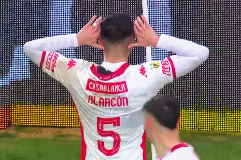 Williams Alarcón celebrando un gol con Huracán.