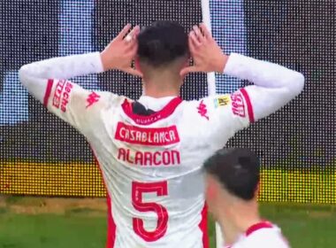 Williams Alarcón celebrando un gol con Huracán.