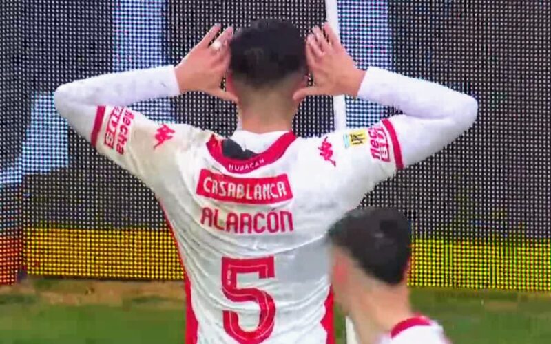 Williams Alarcón celebrando un gol con Huracán.