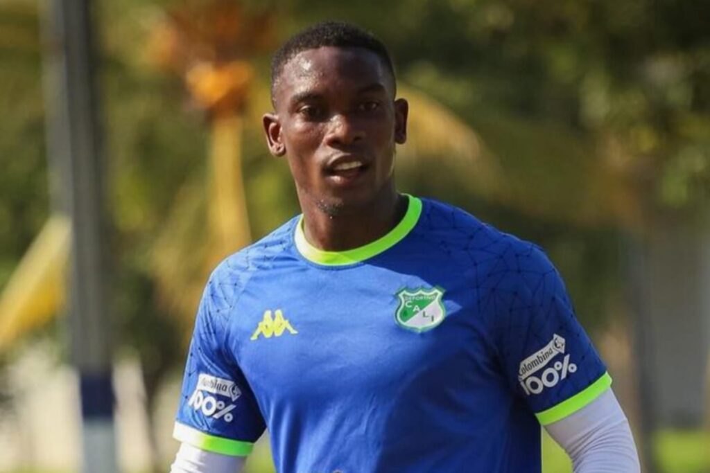 Fabián Castillo con la camiseta de entrenamiento de Deportivo Cali.