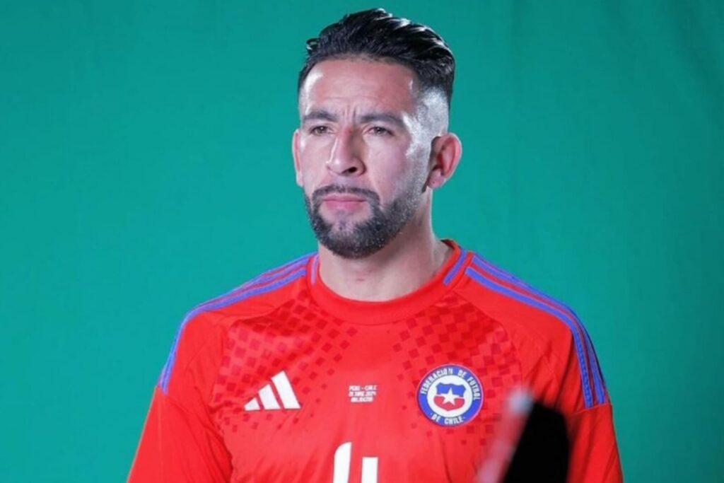 Mauricio Isla con la camiseta de la Selección Chilena.