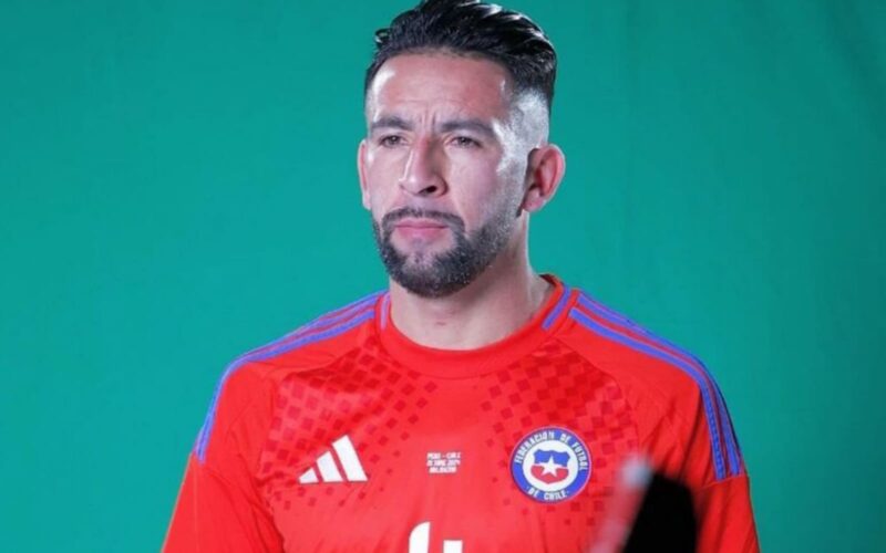 Mauricio Isla con la camiseta de la Selección Chilena.