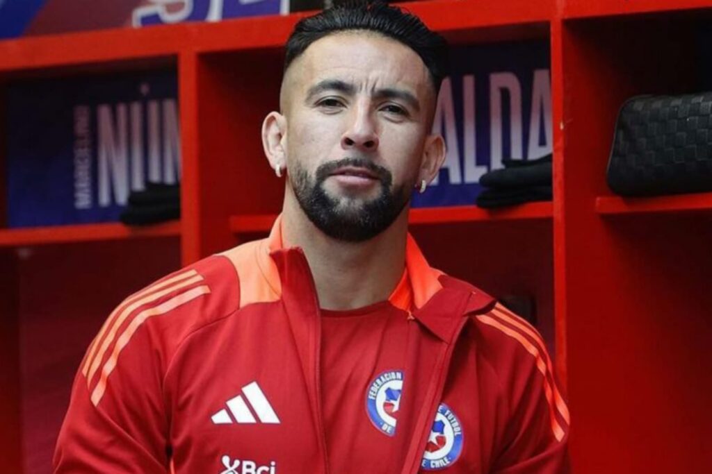 Mauricio Isla con indumentaria de la Selección Chilena.