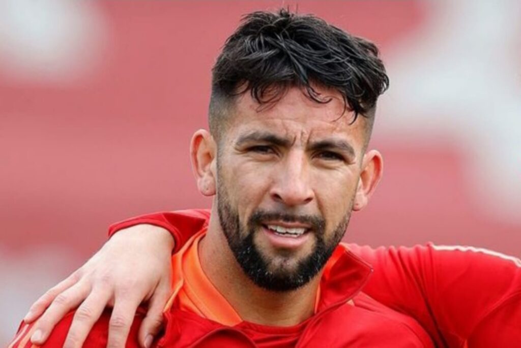 Mauricio Isla entrenando con indumentaria de la Selección Chilena.