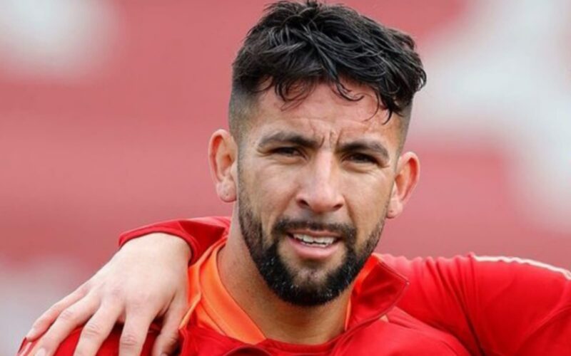 Mauricio Isla entrenando con indumentaria de la Selección Chilena.