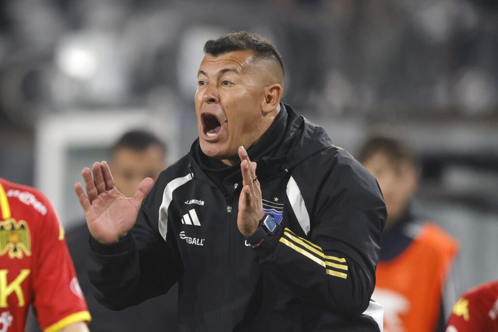 Jorge Almirón gritando durante el partido de Colo-Colo vs Unión Española.