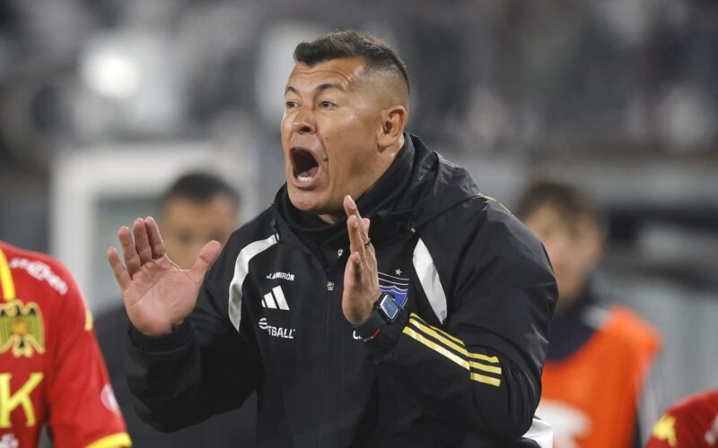 Jorge Almirón gritando durante el partido de Colo-Colo vs Unión Española.