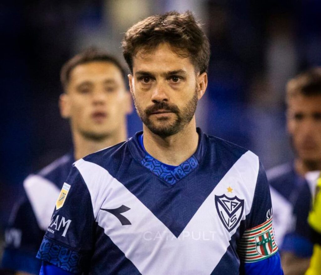 Agustín Bouzat con la jineta de capitán en Vélez Sarsfield.