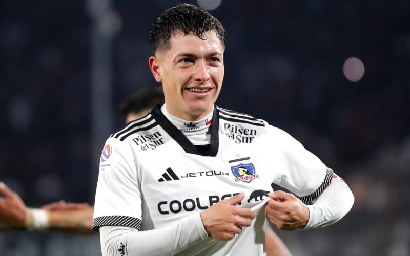 Cristián Zavala mostrando el escudo de Colo-Colo en su camiseta