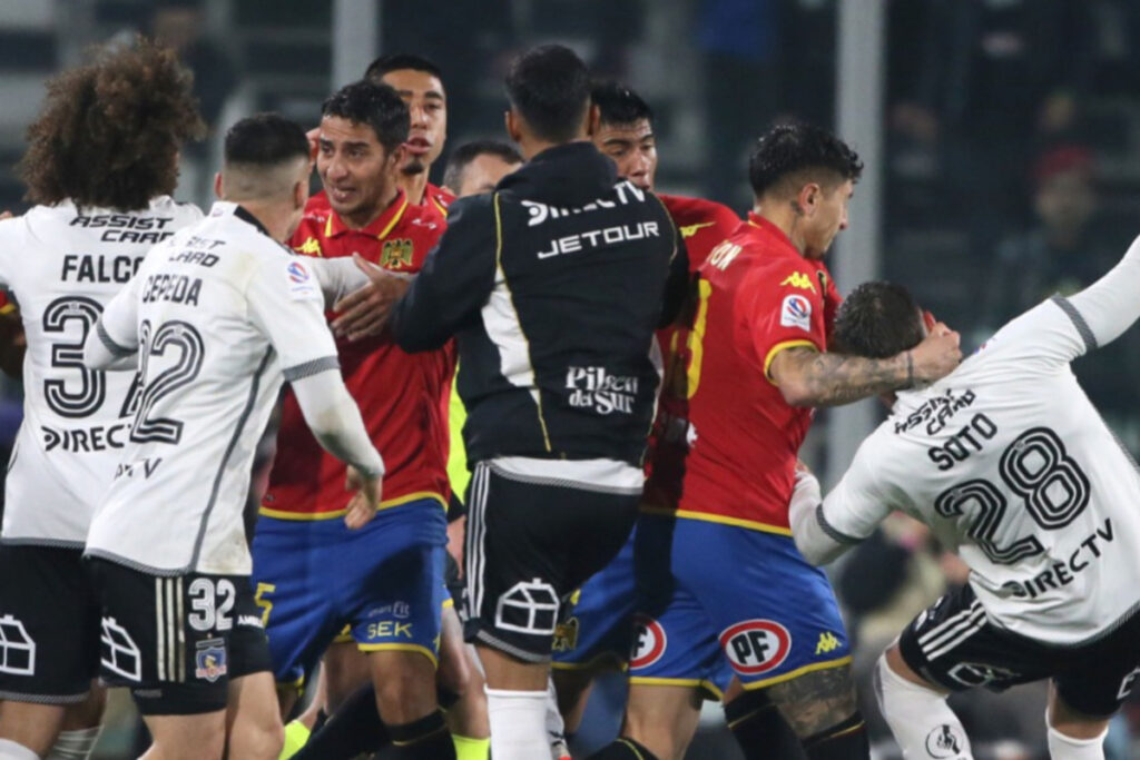 Caótico final en el duelo entre Colo-Colo y Unión Española.