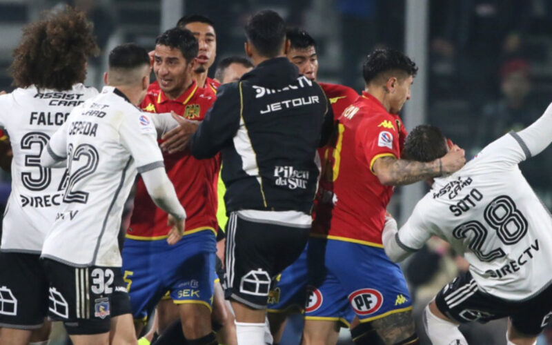 Caótico final en el duelo entre Colo-Colo y Unión Española.