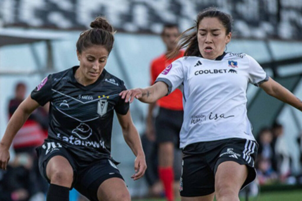 Jugadoras de Colo-Colo y Santiago Morning disputando un balón.