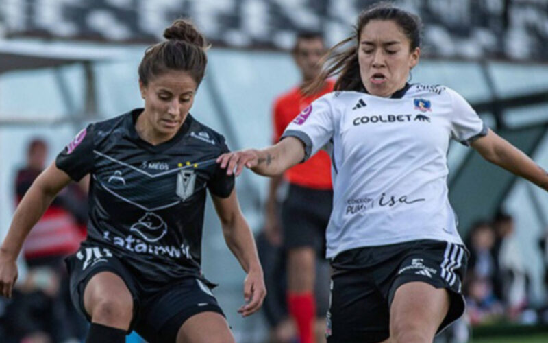 Jugadoras de Colo-Colo y Santiago Morning disputando un balón.