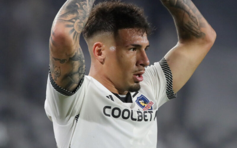 Primer plano al defensor de Colo-Colo, Alan Saldivia