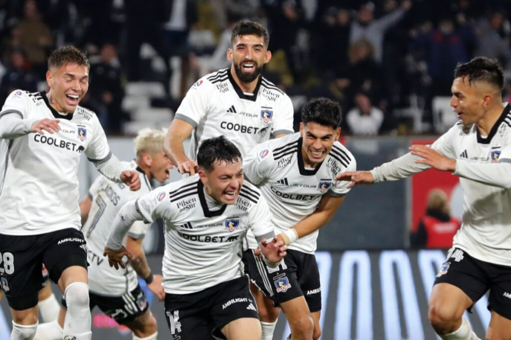 Jugadores de Colo-Colo celebrando el gol de Cristián Zavala frente a Unión Española.