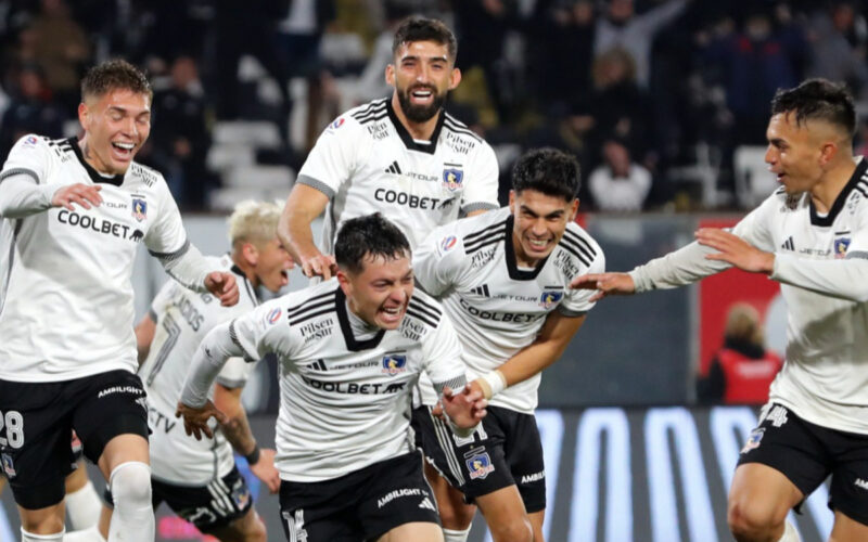 Jugadores de Colo-Colo celebrando el gol de Cristián Zavala frente a Unión Española.