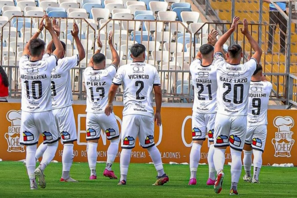 Enzo Riquelme con San Marcos de Arica saludando al público.