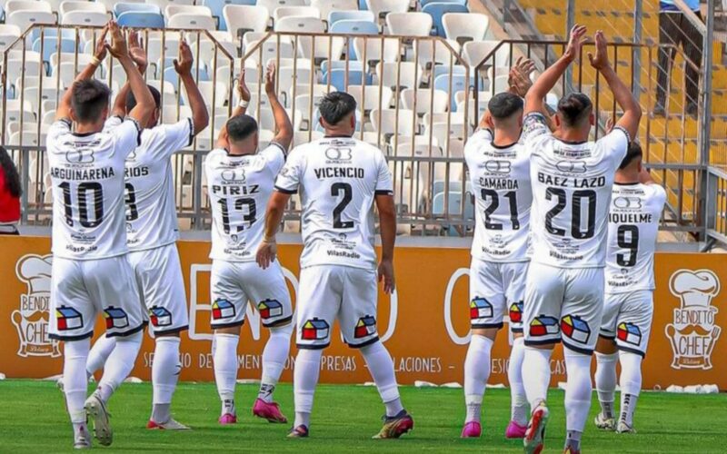 Enzo Riquelme con San Marcos de Arica saludando al público.