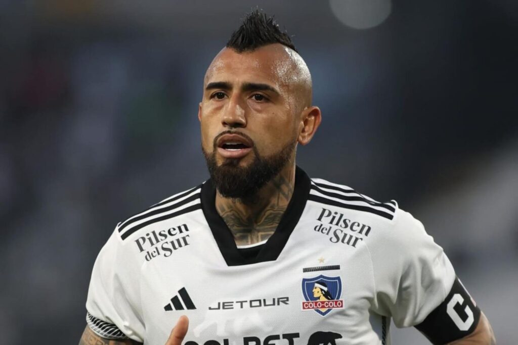 Arturo Vidal con la camiseta de Colo-Colo y jineta de capitán