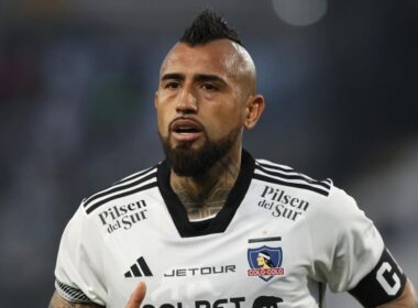 Arturo Vidal con la camiseta de Colo-Colo y jineta de capitán