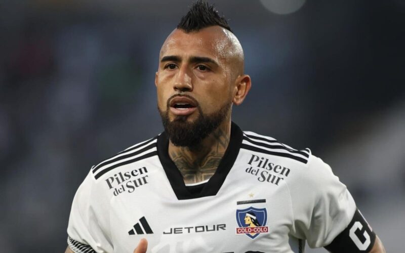 Arturo Vidal con la camiseta de Colo-Colo y jineta de capitán