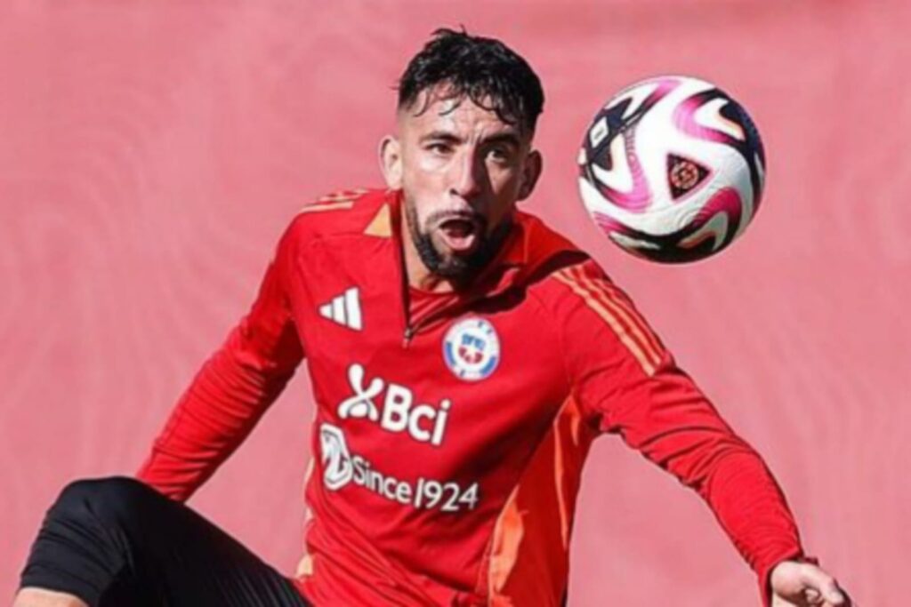 Mauricio Isla con la camiseta de la Selección Chilena.