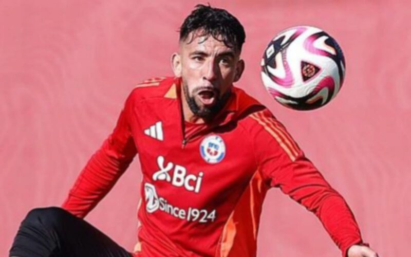 Mauricio Isla con la camiseta de la Selección Chilena.