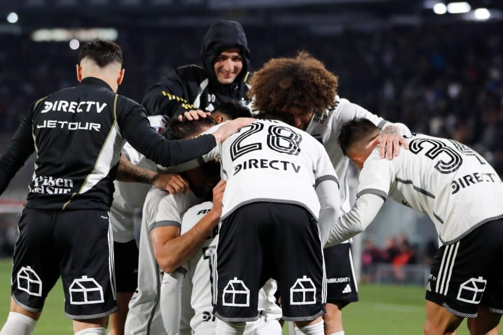 Plantel de Colo-Colo reunido celebrando un gol.