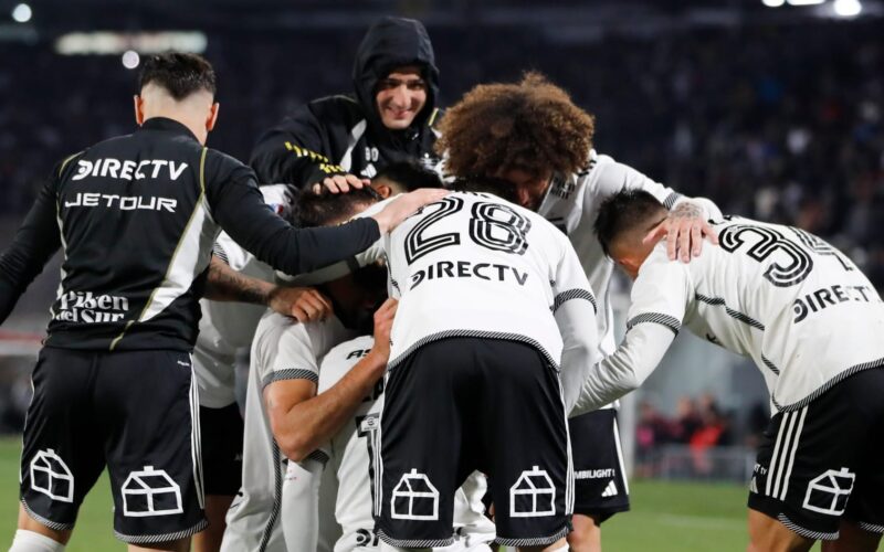 Plantel de Colo-Colo reunido celebrando un gol.