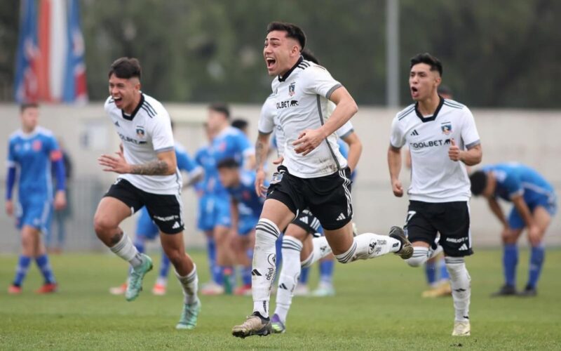 Colo-Colo Proyección celebrando un triunfo frente a Universidad de Chile