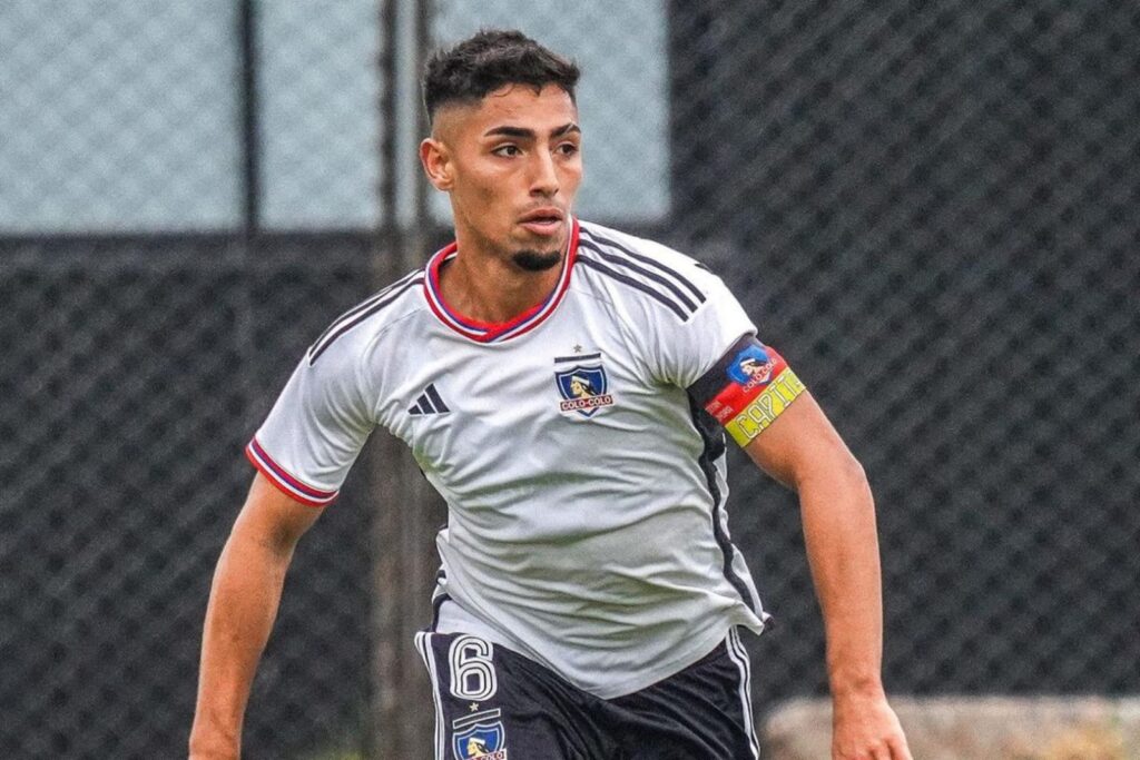 Dylan Portilla portando la jineta de capitán durante un partido de Colo-Colo Proyección.