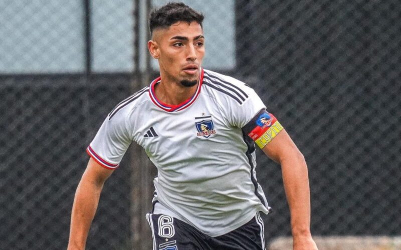 Dylan Portilla portando la jineta de capitán durante un partido de Colo-Colo Proyección.