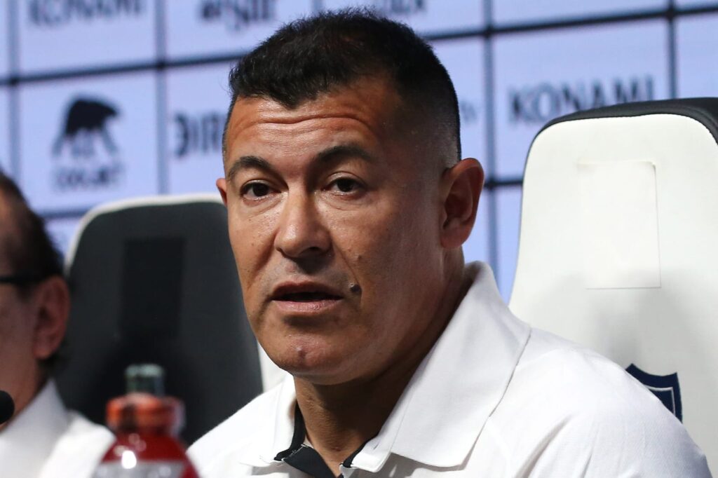 Jorge Almirón en conferencia de prensa en el Estadio Monumental.