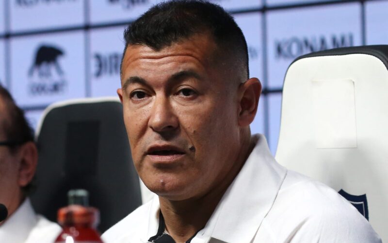 Jorge Almirón en conferencia de prensa en el Estadio Monumental.