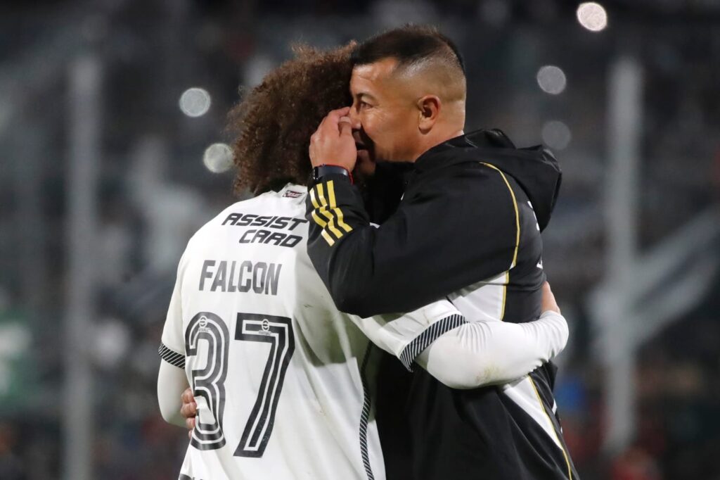 Maximiliano Falcón y Jorge Almirón abrazados durante un partido de Colo-Colo.